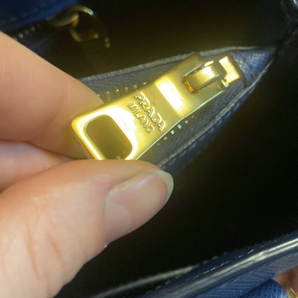 Saffiano Prada purse - Picture 5 of 9